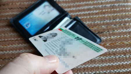 Готвят електронна идентификация с телефон, промяна в личните карти и реформи в пощата