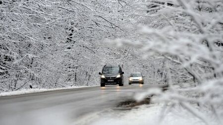 Студ и сняг убиха 22 души, блокирани в колите си в Пакистан