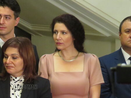 Калина Константинова ще замества самоизолиралия се Кирил Петков