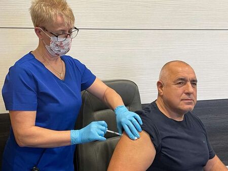 Бойко Борисов се ваксинира с бустерна доза