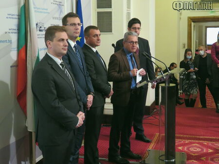 Партията на Доган и Пеевски се подигра на новата власт с антикорупционен законодателен пакет