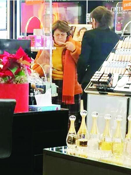 Татяна Дончева влезе в бутик за скъпи парфюми без маска