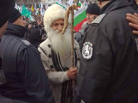 Гандалф от Бургас и други интересни персонажи от протеста на "Възраждане"