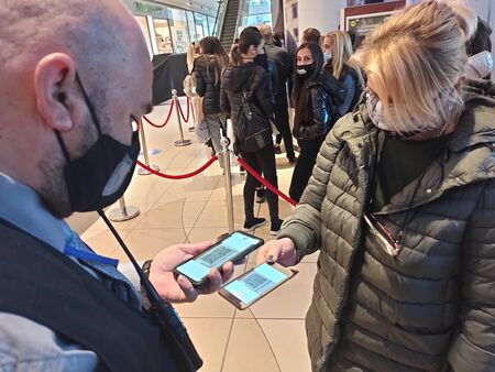 Извънредно: От утре в Бургас започват масови проверки на сертификатите в молове и ресторанти