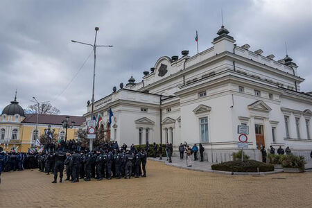 Деветима ранени полицаи и двама задържани с оръжие и боеприпаси на протеста днес