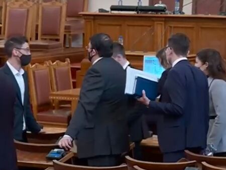 След щурма в парламента изслушват министър Гьоков за хаоса с пенсиите