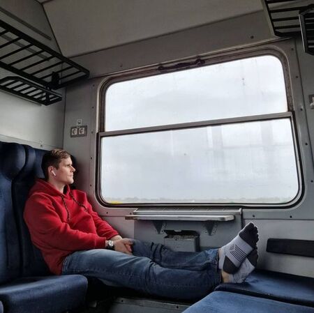 Победителят от „Игри на волята“ Андрей Гридин пътува с влак към Бургас