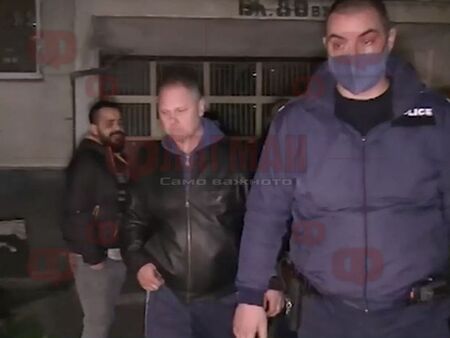 Часове след сбиването с боксьора Пламен полицаи изведоха Мирослав Добрев. Съседи разказаха, че няколко души станали свидетели на боя, но никой не се намесил