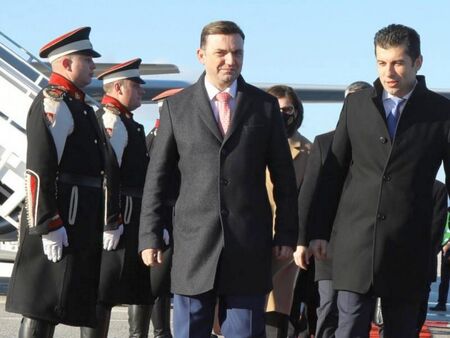 Министър-председателят на Република Северна Македония Димитър Ковачевски го чакал на топло в кабинета си