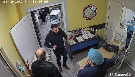Пребиха охраната и нападнаха лекарите в ковид отделение на русенска болница