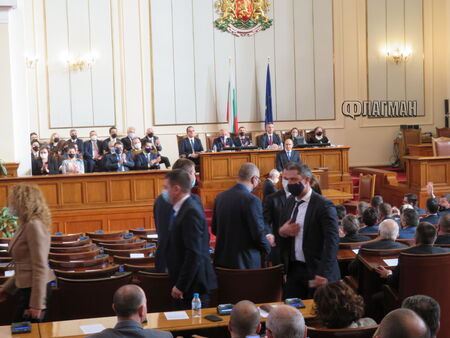 Скандал след клетвата: Депутатите на ГЕРБ-СДС напуснаха залата при речта на президента