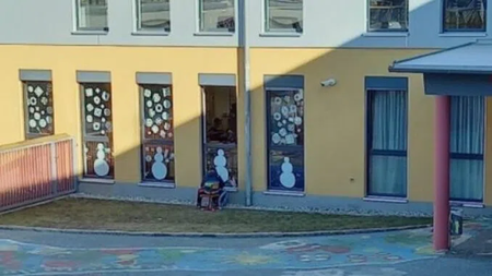 Шокиращо: Ученик в инвалидна количка отказа да седи с маска в час, изгониха го да стои отвън при минусови температури
