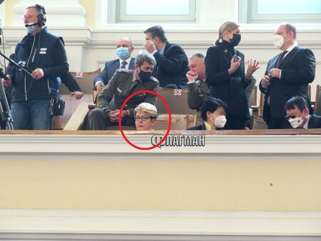 Чия посланичка не носи маска в българския парламент