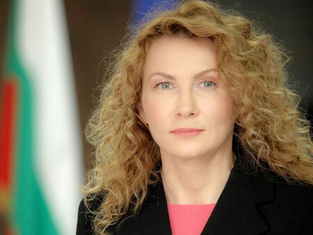 Деница Николова пита регионалния министър за ключови пътни проекти в Бургаско