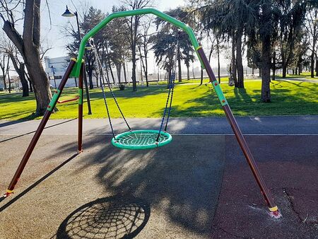Монтират нови детски съоръжения в градската градина на Айтос
