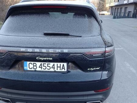 Сигнал до Флагман.бг: Наглец паркира Поршето си на пешеходна пътека до МОЛ Пловдив