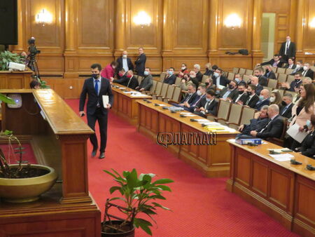 Кирил Петков се появи на среднощен парламентарен контрол, депутат от БСП го хвали
