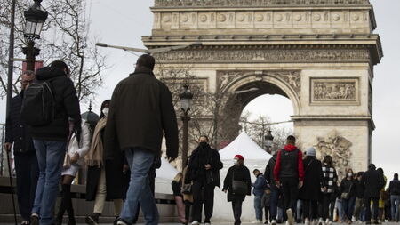 Във Франция: Над 400 хил.новозаразени, но мерките падат след дни