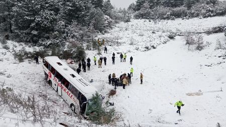 Автобус падна в 30-метрова пропаст в Истанбул, има загинали