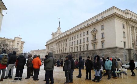 Опашка пред БНБ за монетата в памет на Стоянка Мутафова