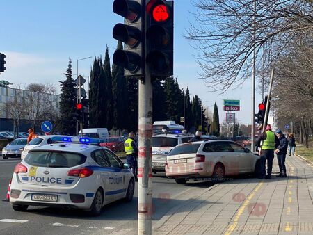 Патрулката от сблъсъка до мол "Галерия" минала на червено, защото бързали за арест на човек от кримиконтингента