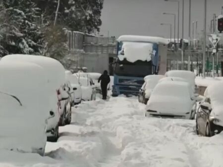 Училищата и банките в Гърция остават затворени заради снега
