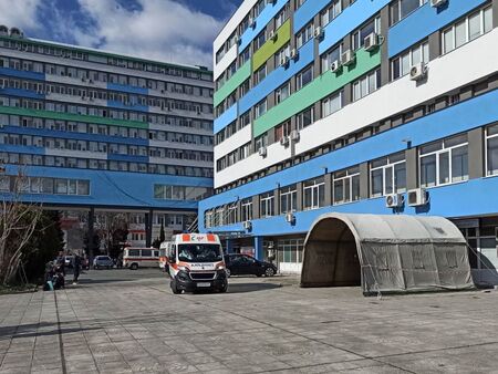 Ефектът „Омикрон“ в Бургас: Заразените се увеличават, приетите в болница намаляват