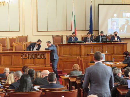 Кирил Петков пак в парламента – отговаря за Македония (ВИДЕО)