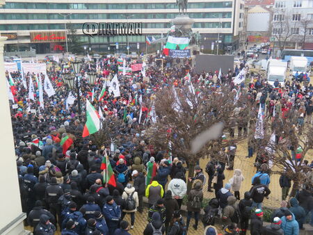 Според МВР: Между 4 и 5 хиляди били на протеста при опита за нахлуване в парламента
