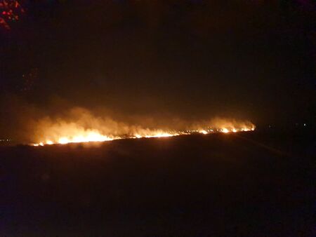 Извънредно! Пожар край село Венец, огънят е на метри от фотоволтаиците на Мехмед Дикме