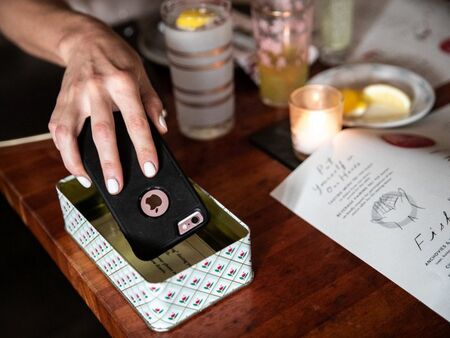 Френски ресторант предизвиква клиентите си - без телефони цяла вечер