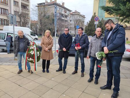 СДС и Община Бургас почетоха паметта на жертвите на комунизма
