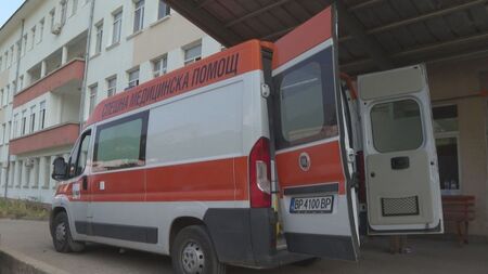 Ужасяващо! Жена почина пред очите на детето си, докато чака в спешното във Враца