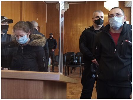 Вижте Величко и майка му Димитринка от бургаския ж.к."Изгрев" - арестувани за трафик на 61 мигранти