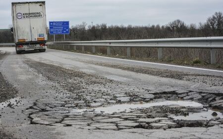 Пътищата ни юфка, но караме и плащаме. Скачат ли тол таксите за тировете?