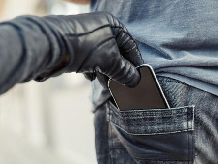 16-годишен открадна телефона на мъж от Средец от дома му