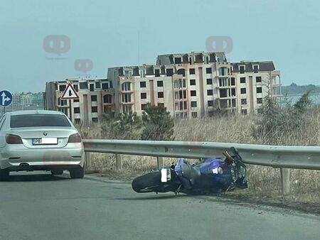 Извънредно: Моторист без каска се помля на пътя Бургас-Поморие, реаниматори се борят за живота му