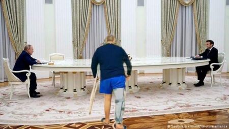 Борисов на куц крак се "появи" на срещата Путин-Макрон