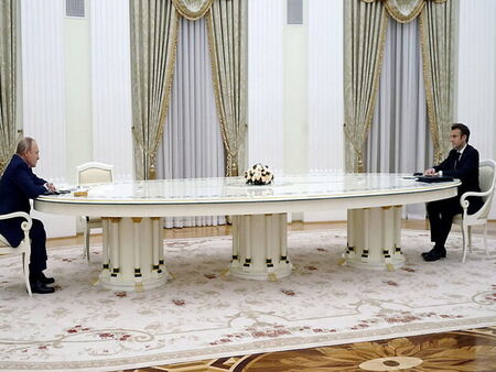 Разгадана e мистерията с масата между Макрон и Путин