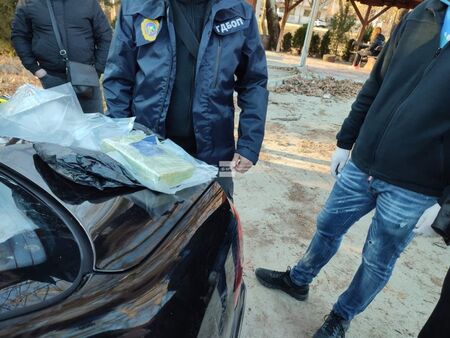 Акция "дрога" на ГДБОП: Закопчаха жената на Ембака по време на сделка (СНИМКИ)