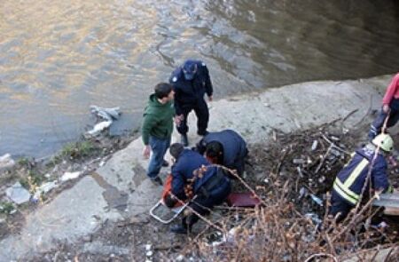 Смразяваща находка: Откриха тялото на жена в река Осъм в центъра на Ловеч