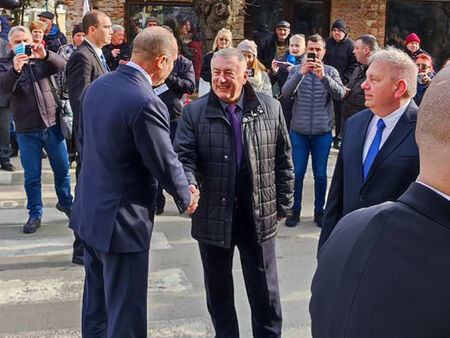 Президентът Румен Радев бе посрещнат като месия за празника на Сунгурларе Трифон Зарезан