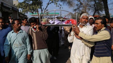 Обвинен в светотатство мъж беше убит с камъни в Пакистан