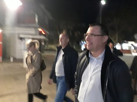 Румен Радев остана в Бургас, разходи се по бул."Алеко Богориди"