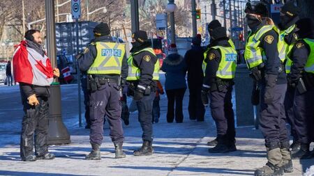 Канадската полиция арестува двама лидери на протестиращите в Отава