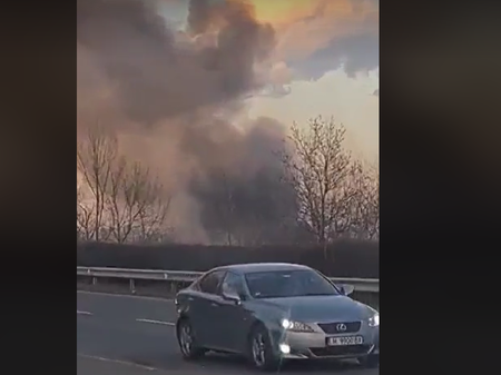 Голям пожар пламна край пътя Бургас-Сарафово