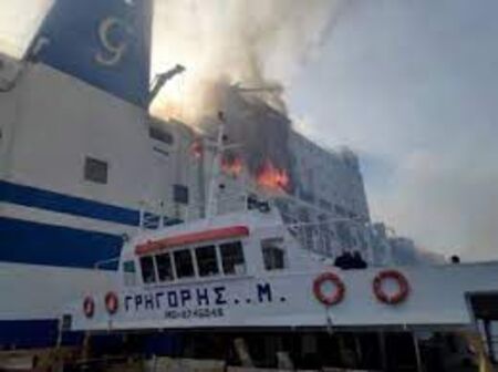 Все още издирват 11 души от запалилия се ферибот край Корфу