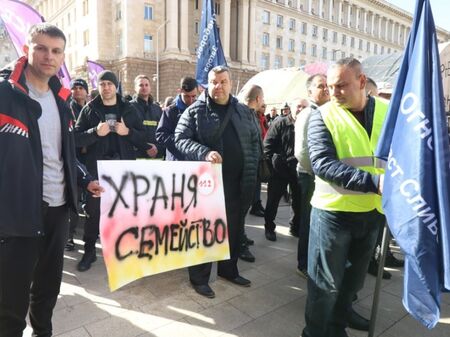 Пожарникари и полицаи излязоха на протест заради ниските си заплати