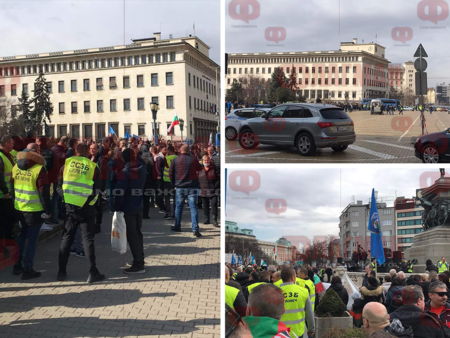 Стотици служители на МВР от Бургас се включиха в националния протест в София (СНИМКИ/ВИДЕО)