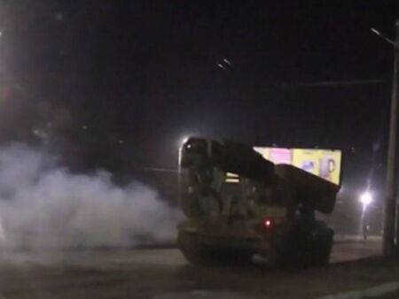 Танкове в Донецк, Путин нареди изпращането на военни в Украйна